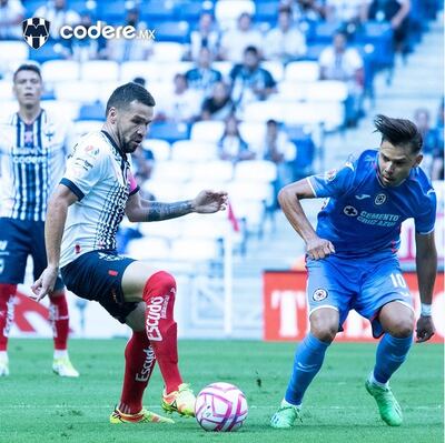 Duelo entre paraguayos por el balón, con Celso Oritz (i), del Monterrey, y Ángel Romero, del Cruz Azul. (Foto Gentileza).