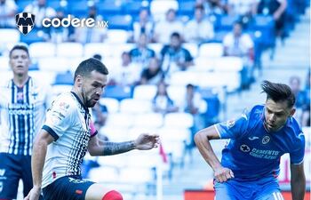 Duelo entre paraguayos por el balón, con Celso Oritz (i), del Monterrey, y Ángel Romero, del Cruz Azul. (Foto Gentileza).