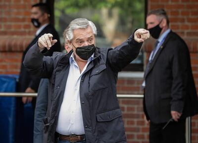 El presidente argentino Alberto Fernández salud al llegar a un centro de votación en Buenos Aires, este domingo.