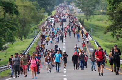 Migrantes centroamericanos caminan en caravana hacia la frontera con Estados Unidos a su paso por Escuintla (México).