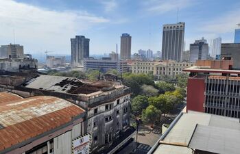 Vista superior actual del excine teatro Victoria, donde se aprecia el estado calamitoso del techo.