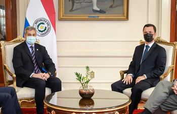 Mario Abdo Benítez (izq,) recibió ayer en Palacio de López, al ministro de Justicia brasileño, Anderson Torres.