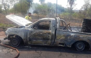 Camioneta perteneciente a Copaco que ardió en llamas.