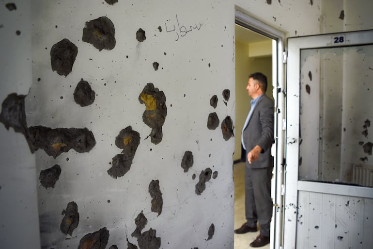 Una pared con impactos de bala en un edificio de la Universidad de Kabul.
