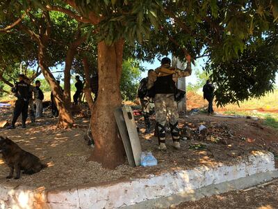 Una importante dotación de policías custodió el inmueble.