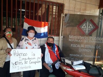 Cansados de inacción fiscal se encadenan para exigir justicia.