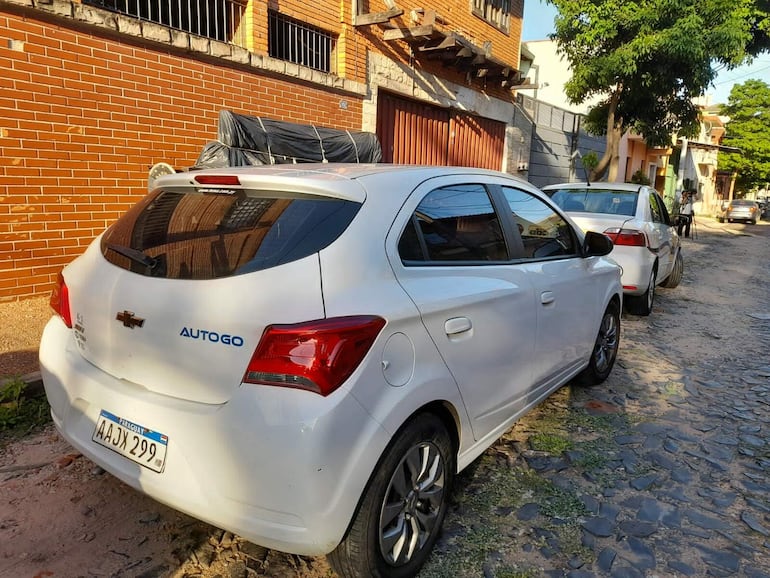 El vehículo que está a nombre de Óscar Édgar González Gómez estacionado frente al chalet que pertenece a su hermana, en el barrio Ciudad Nueva de Asunción.