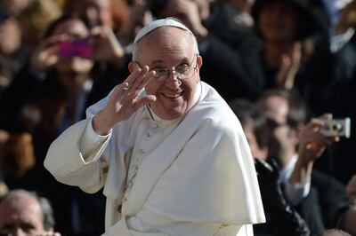 El papa Francisco saluda a la multitud el día que asumió el cargo, en el año 2013.