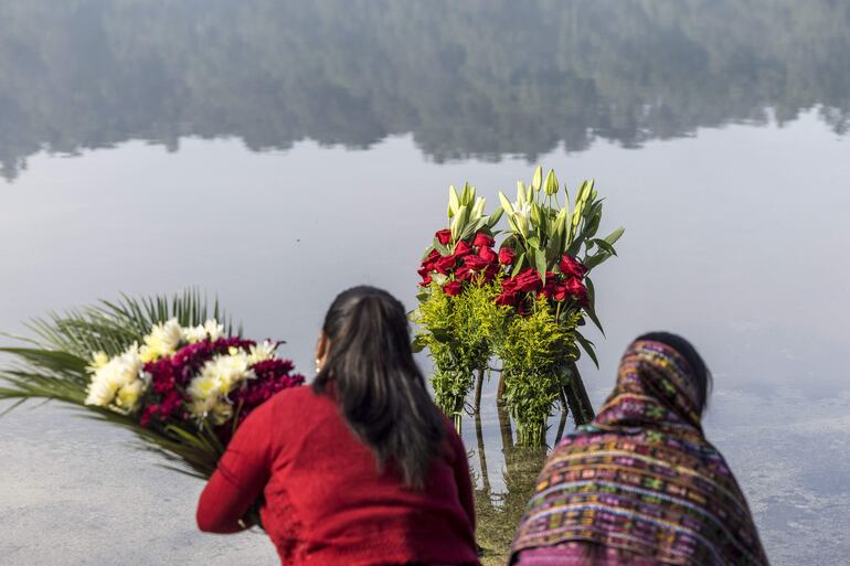 Indígenas participan en una ceremonia en la que, con ofrendas florales, agradecen a la naturaleza por la lluvia, hoy, en la laguna de Chicabal (Guatemala). Esta laguna, considerada sagrada por el pueblo maya mam, está asentada en el cráter del volcán Chicabal a 2.000 metros de altura sobre el nivel del mar y se ubica en el departamento (provincia) de Quetzaltenango, 220 kilómetros al oeste de la Ciudad de Guatemala. Esta costumbre, con cientos de años de historia, es considerada por los guías espirituales mayas como una ceremonia que conecta a los creyentes con la naturaleza y sus ancestros.  
