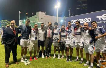 Integrantes de la selección nacional masculina que ayer arranco venciendo a Polonia en el XV Mundial de Pádel, en Qatar.
