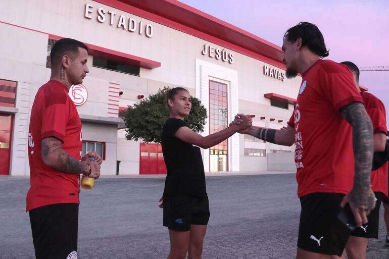 El saludo con el capitán Gustavo Gómez de Jéssica “Pirayú” Martínez, jugadora paraguaya que milita en Sevilla. (@Albirroja).