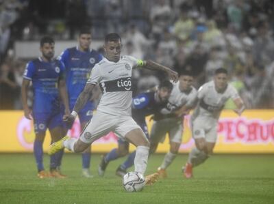 Derlis González, convirtiendo el gol ante 12 de Octubre.