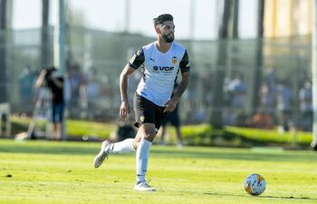 Omar Alderete jugó ayer su primer partido con el Valencia