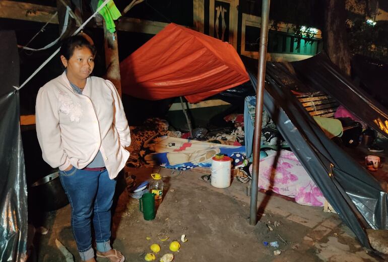 Los mismos duermen bajo precarias carpas.
