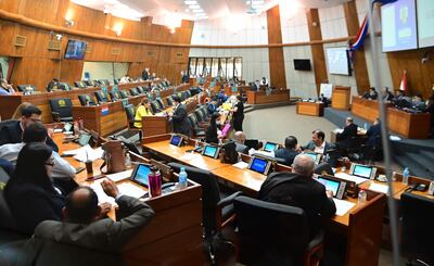 Diputados cartistas (primer bloque de bancas) conversan en la sala de sesiones de la Cámara Baja.
