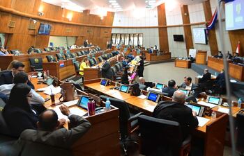 Diputados cartistas (primer bloque de bancas) conversan en la sala de sesiones de la Cámara Baja.