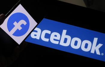 “A los 13 años, básicamente internet te trata como un adulto”, dijo a la AFP. “Dudo que muchas personas dirían ahora (...) que parece un buen momento para arrojarse a la boca del lobo”.