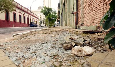 Inspectores hacen vista gorda a las veredas en mal estado, que son cada vez más. Esta luce así sobre  Yegros y Mcal. Estigarribia.