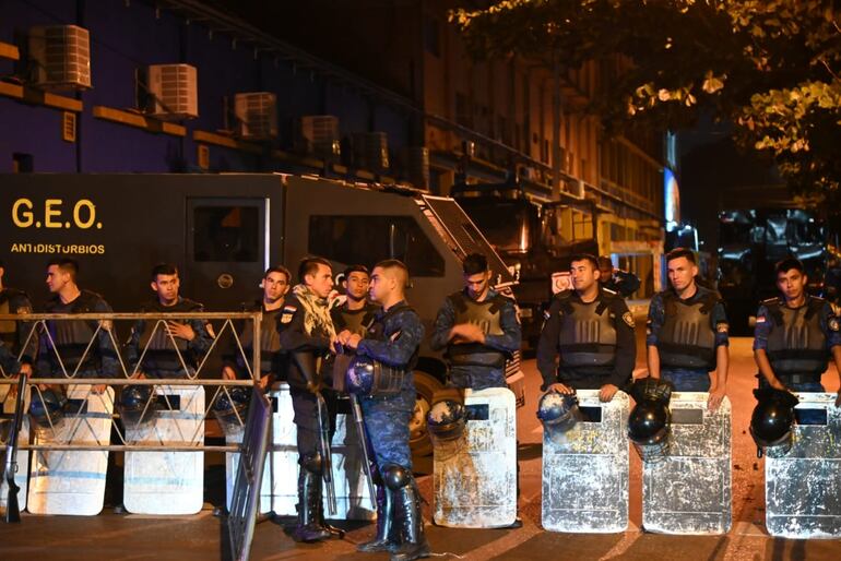 Agentes policiales cierran las calles para evitar disturbios.