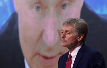 El portavoz del Kremlin, Dmitry Peskov, frente a una imagen del presidente ruso Vladimir Putin.