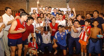 Parte del plantel campeón con los trofeos y gente que hizo posible el segundo título mundial. Algunos ya ausentes como el Dr. Mayans y Fabio Martínez.