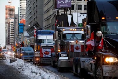 Un convoy de antivacunas se manifiesta en Toronto, Canadá.