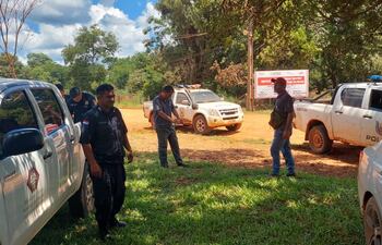 La comitiva fiscal-policial en el allanamiento efectuado este viernes en Itakyry.