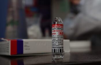 Fotografía que muestra una dosis de la vacuna contra la covid-19 en la facultad de Medicina de la Universidad Mayor de San Andrés (UMSA), hoy, en La Paz (Bolivia). Largas filas y protestas se registraron este martes en varios puntos de vacunación de Bolivia en la jornada de la reanudación de la inmunización de segundas dosis de la rusa Sputnik V que se retrasó por la escasez de las mismas. En la ciudad de La Paz, en la oriental Santa Cruz y en la sureña Tarija se registraron largas filas de personas que llegaron hasta los puntos de vacunación para recibir su segunda dosis.