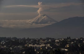 Colcán Cotopaxi con una fumarola de vapor de agua. Las erupciones volcánicas son peligrosas y difíciles de predecir, pero ahora, un equipo de científicos ha descubierto que los gases que liberan las fumarolas volcánicas indican lo que está pasando con el magma de las profundidades: son algo así como el semáforo de la erupción.