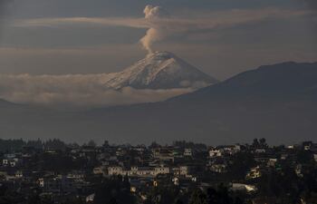 -FOTODELDÍA- AME4451. QUITO (ECUADOR), 18/11/2022.- Fotografía del volcán Cotopaxi con una fumarola de vapor de agua, hoy, desde Quito (Ecuador). El Cotopaxi es un volcán activo que se eleva 5.897 metros sobre el nivel del mar y es el segundo más alto del país después del Chimborazo. EFE/José Jácome