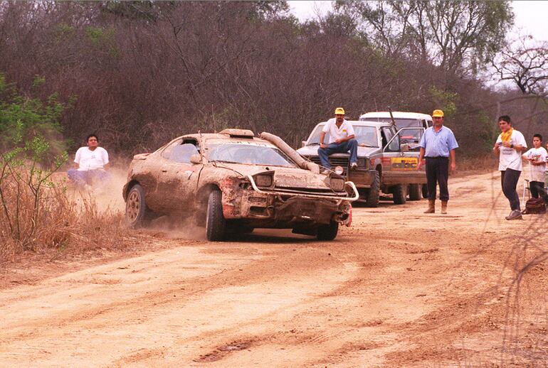Así transitaba el Toyota Célica ST 185 de José Carlos Grillón e Iván Dumot en suelo chaqueño, que le dio otra victoria al equipo Toyota en 1997.