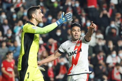 El delantero colombiano del Rayo Vallecano Radamel Falcao (d) apunta al Real Madrid.