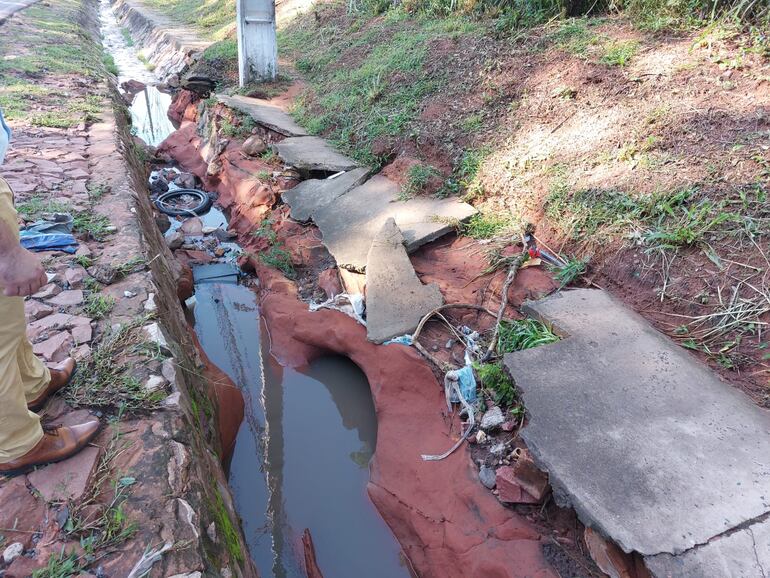 El desagüe pluvial de la avenida principal San Antonio de Padua de la ciudad del mismo nombre fue seriamente dañado por los raudales que desbordó el canal.