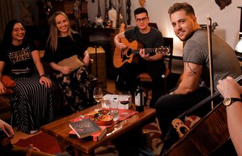 Hernán Schaefer y Marcos Mihara (segundo y tercero desde la derecha) impulsaron un proyecto desde Encarnación durante esta pandemia.