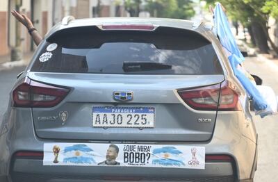 Caravana de hinchas argentinos por la Costanera de Asunción.