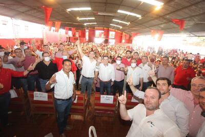 Fotografía del acto en Cnel. Oviedo entre Hugo Velázquez, Horacio Cartes, Santi Peña y Pedro Alliana.