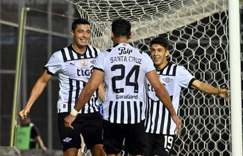 Roque Santa Cruz va al encuentro de Óscar Cardozo. El joven Rubén Lezcano se suma al festejo.