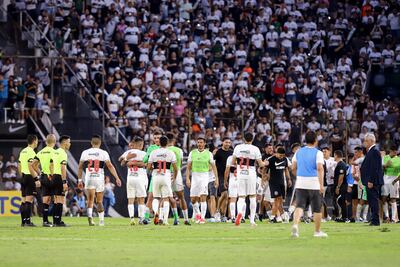 Jugadores de Olimpia celebran ante Cerro Porteño, durante un partido del Torneo Clausura, disputado en el Estadio Manuel Ferreira, en Asunción (Paraguay).