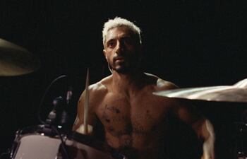 En "Sound of Metal", nominada a seis Óscars, un baterista debe adaptarse a una repentina pérdida de la audición.