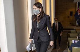 La primera ministra de Nueva Zelanda, Jacinda Ardern, anunció este lunes que unos 1,6 millones de habitantes de la ciudad de Auckland seguirán confinados durante dos semanas más como parte de su estrategia de contención de la covid-19.