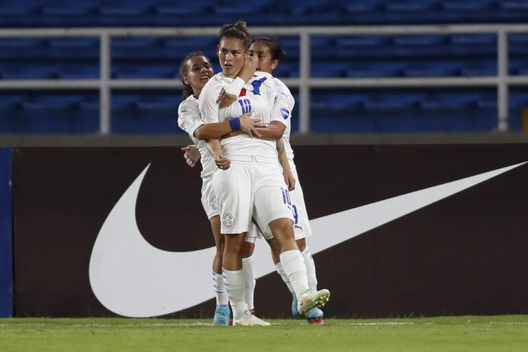 Jessica Martínez (c) de Paraguay celebra un gol en un partido de la Copa América Femenina ante Ecuador, el 20 de julio de 2022, en el estadio Pascual Guerrero en Cali (Colombia). Jéssica 'Pirayú' Martínez tiene una manía: cuando no marca golazos, firma tantos decisivos.