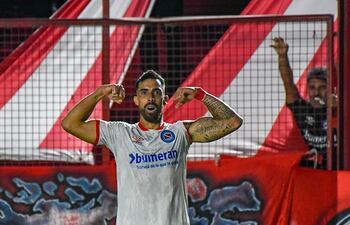 Gabriel Ávalos marcó anoche 3 goles y suma 7 en la Liga argentina.