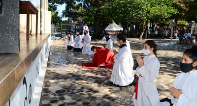 El padre Tadeo Brzuszek y los  monaguillos durante la ceremonia del Viernes Santo en Ñemby.