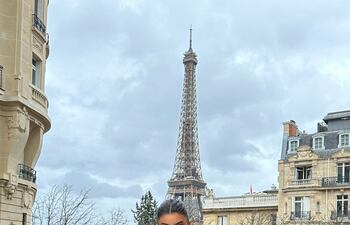 La bella paraguaya Nayeli Portillo posando con la Torre Eiffel de fondo.