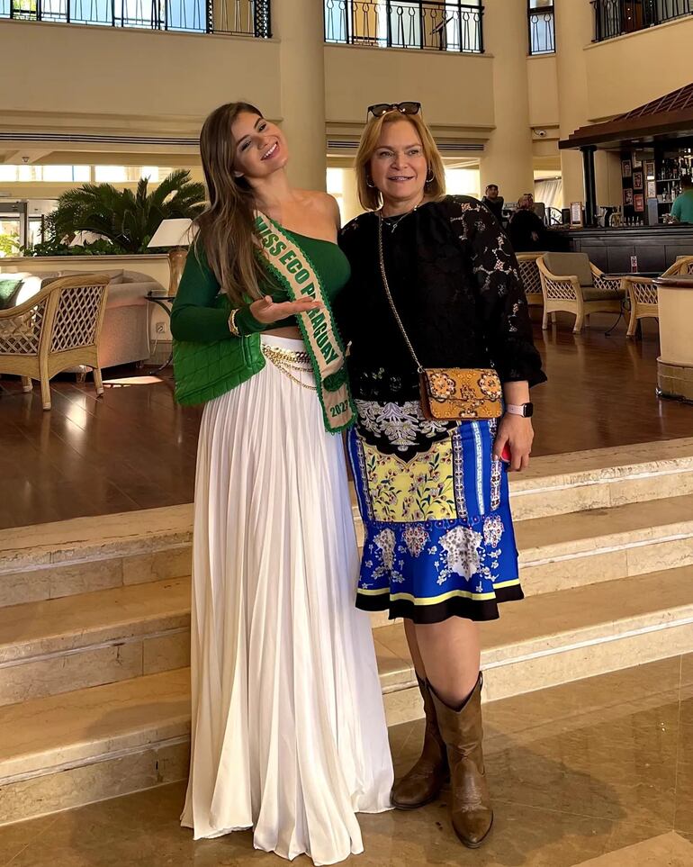 Evelyn Andrade posando con la dueña del certamen Miss Eco International, en Egipto. (Instagram/MGM Producciones)