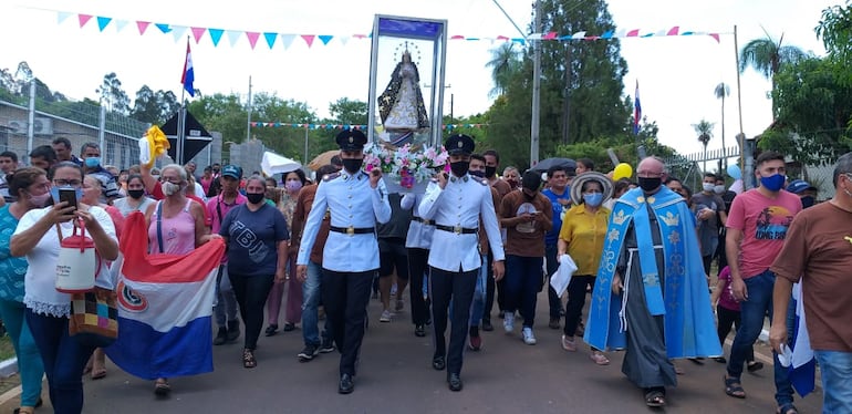La imagen de la Virgen de Caacupé durante su recorrido por la ciudad de Areguá, este viernes.