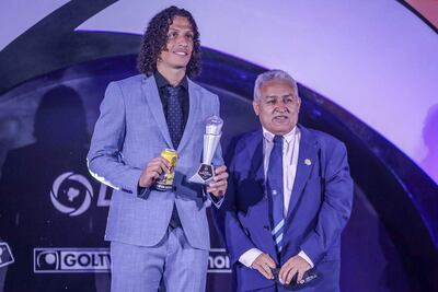 Williams Riveros, con su premio al mejor defensor central de Ecuador en 2020.