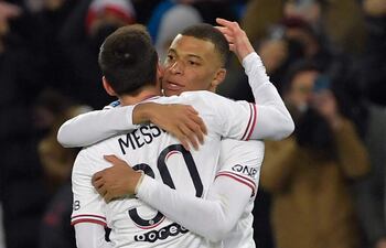 Kylian Mbappé es congratulado por Lionel Messi tras marcar el gol de la victoria para el París SG.