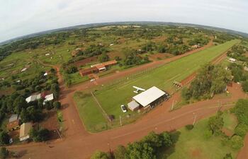 Vista aérea de la pista de aviación municipal habilitada en el año 2015 en el distrito de Jesús Tavarangüé.