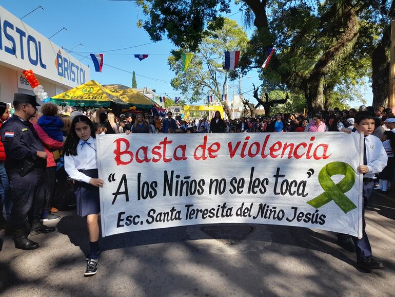 Los niños desfilaron manifestándose dando un claro mensaje de decir "No a la violencia"